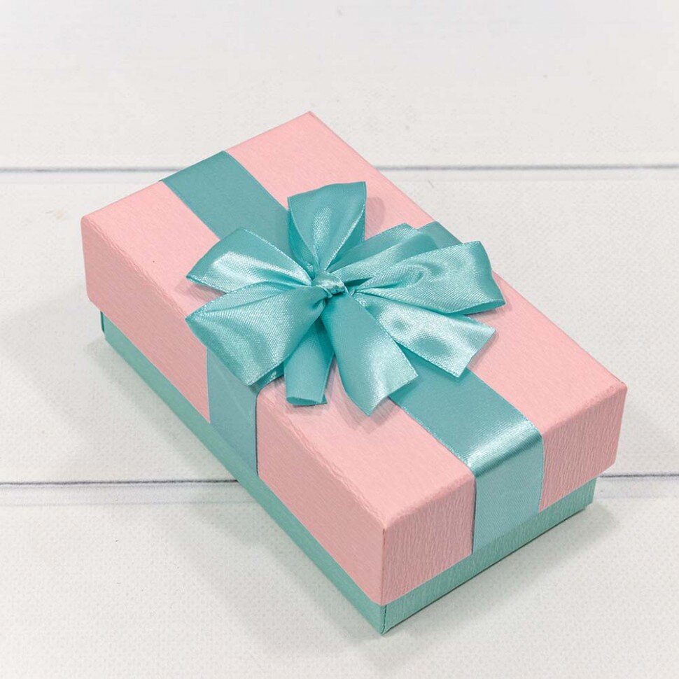 коробка с бантом на крышке