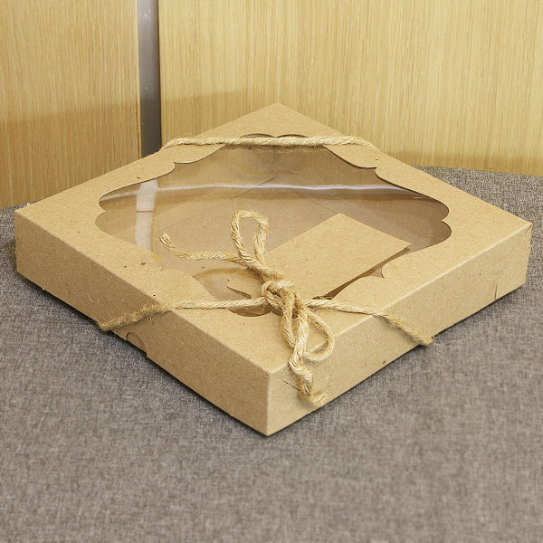 Коробка из крафт картона с фигурным окном на крышке